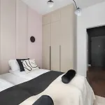 Luksusowe W Centrum Wroclawia Blisko Parku Z Klimatyzacja W Salonie By Renters *